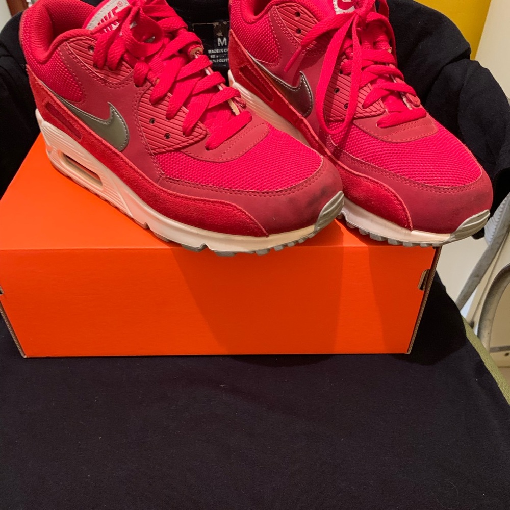 Super stylish red Nike air max - Picture 3 of 6